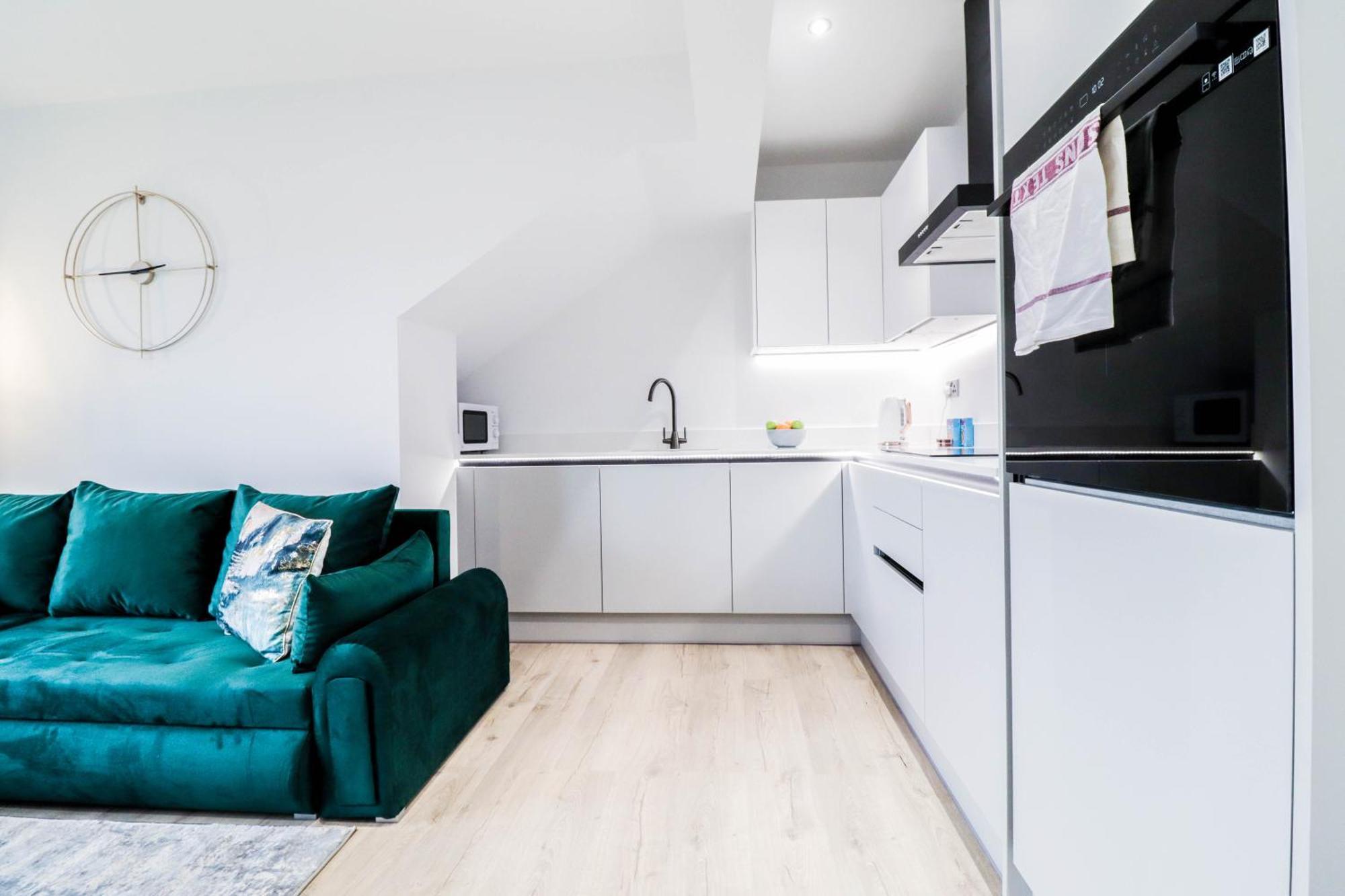 Modern 1-Bed Apartment In Buckinghamshire With Free Wifi, Parking & Garden High Wycombe Exterior photo